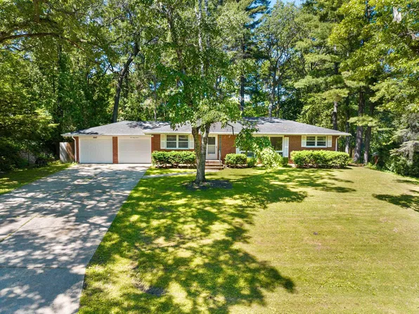 1047 Saint Lawrence Dr, Green Bay, WI 54311