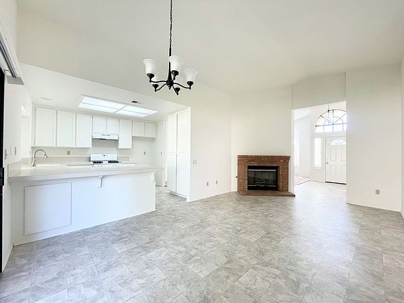 5th image of 2012 Applewood Ln