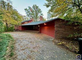 330 SW Woodbury Ln, Topeka, KS 66606