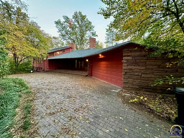 330 SW Woodbury Ln, Topeka, KS 66606