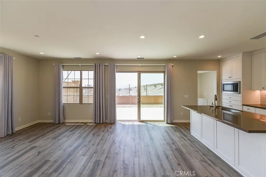 3 bed, 2.5 bath, 1600 sqft, $4,850 — Photo 4