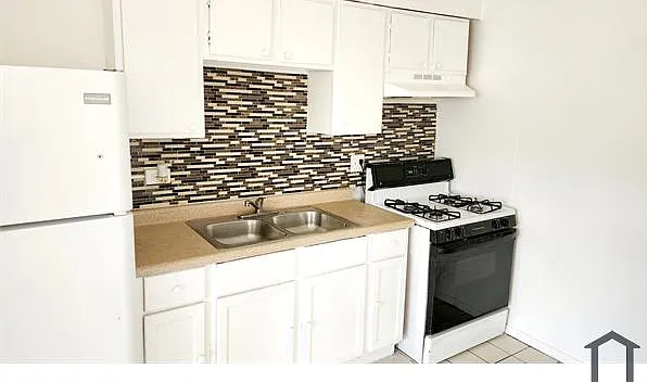 2121 Williamsburg Dr #302 — Photo 4