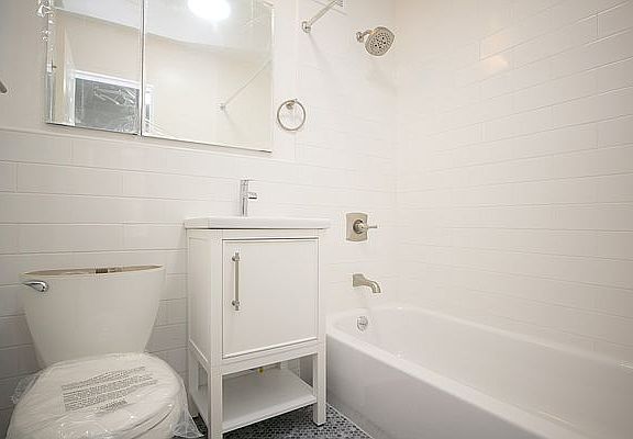 5th image of 320 W 22nd St APT 1c