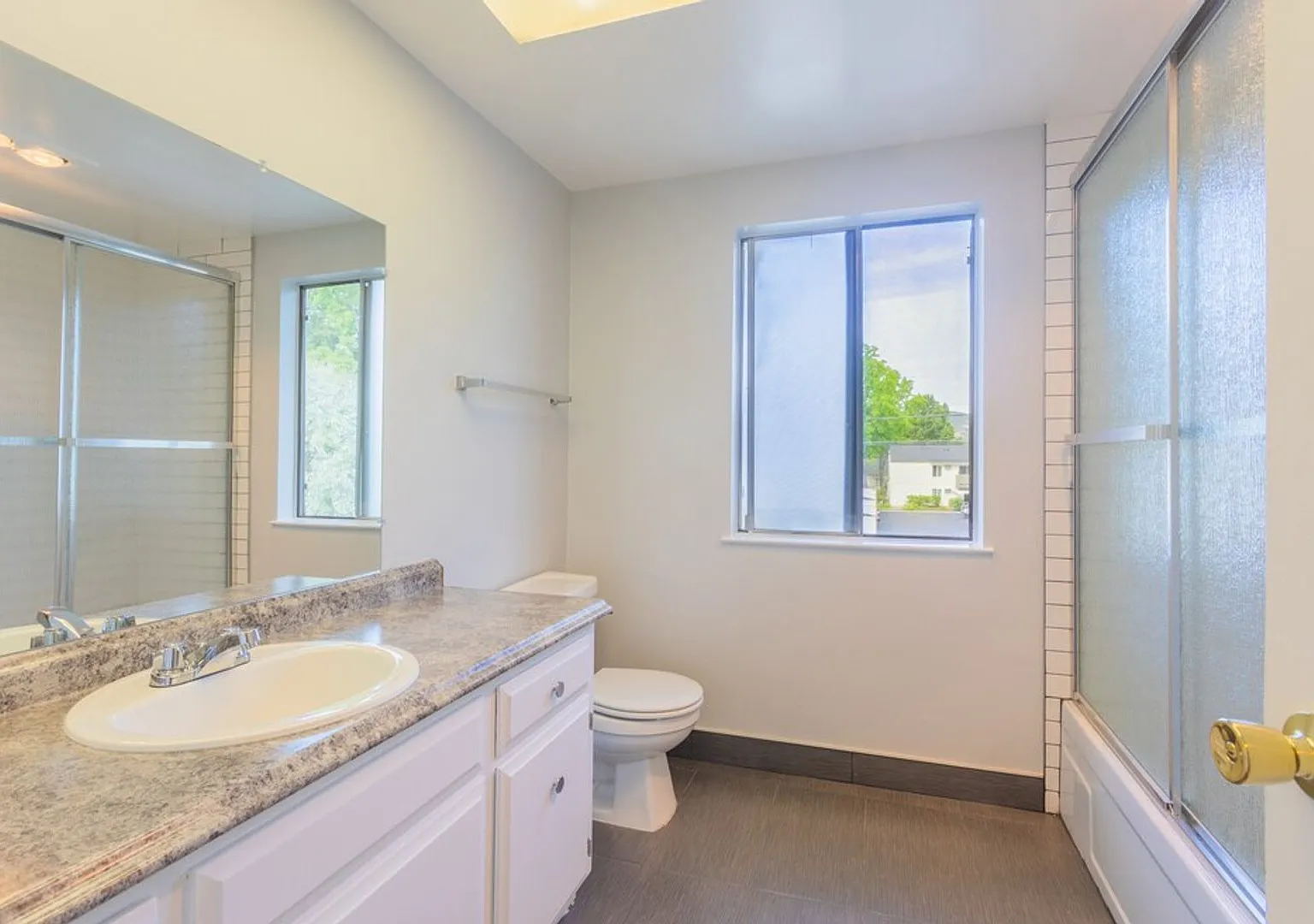 Del Coronado Apartments — Photo 3