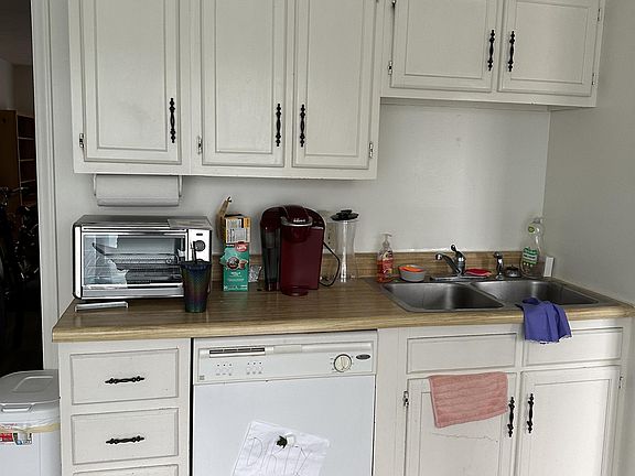 3rd image of 310 Broce Dr #1