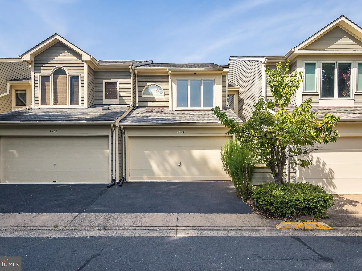3 bed, 3.5 bath, 2038 sqft, $3,975 — Photo 2