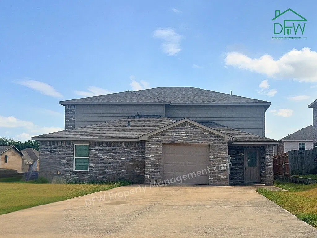 4 bed, 2.5 bath, 1637 sqft, $1,695 — Photo 1