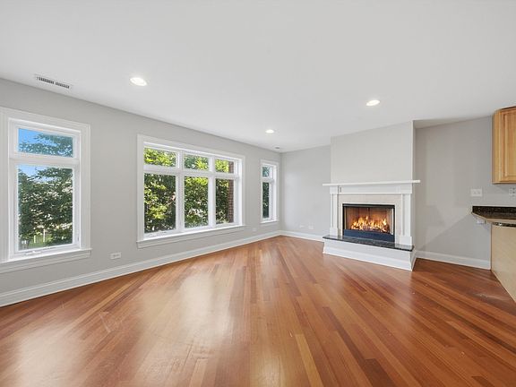 4th image of 2527 W Harrison St #2
