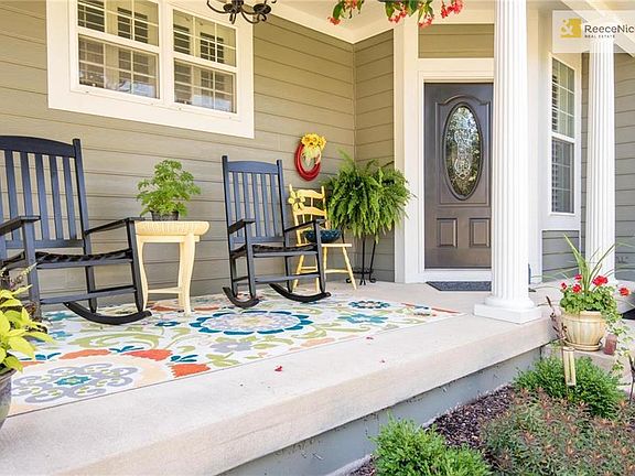 Covered Front Porch!