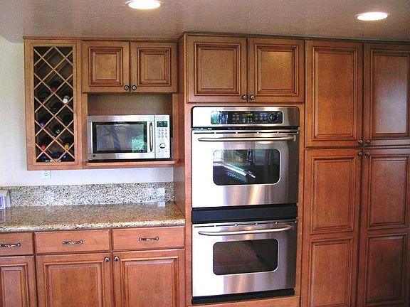 Double ovens, lots of cabinet space
