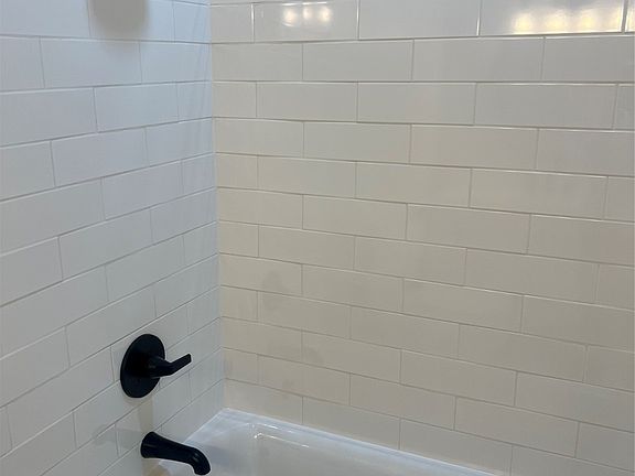 4th image of 621 E Comanche Ave