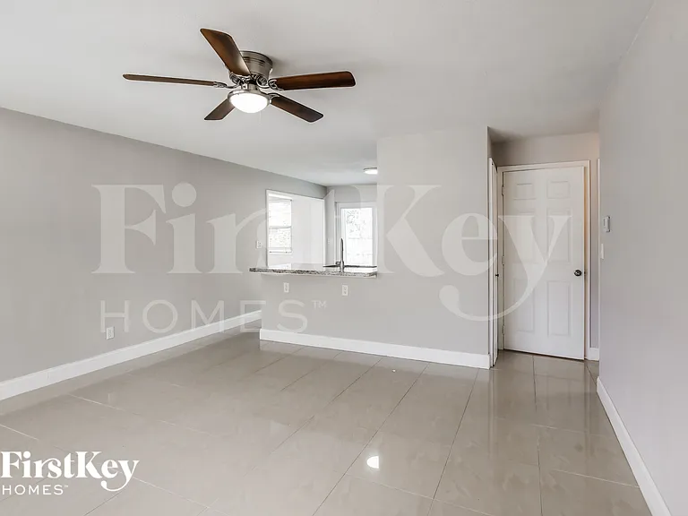 2550 NE 8th Ave — Photo 4