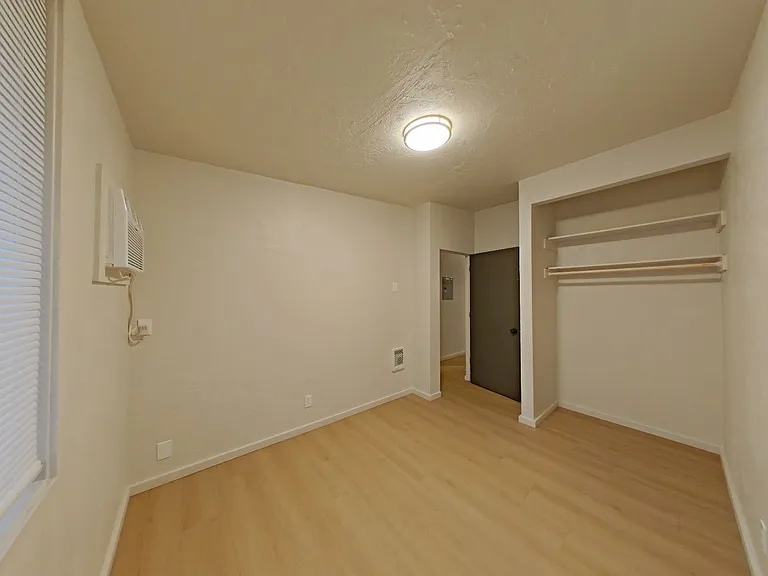 University Manor - Newly Renovated Units just a short walk from Campus! — Photo 85