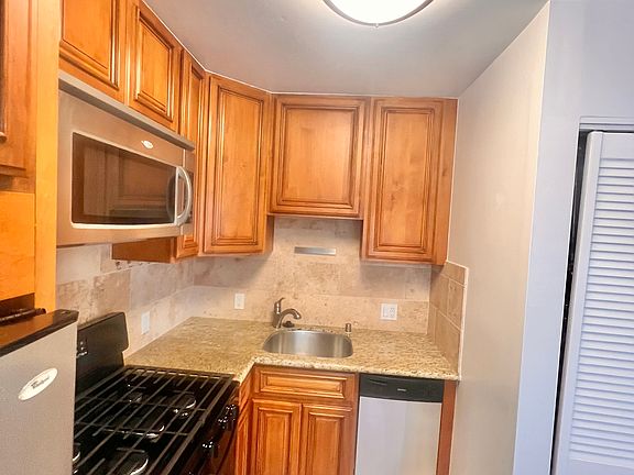 3rd image of 3245 Vicente St APT 2