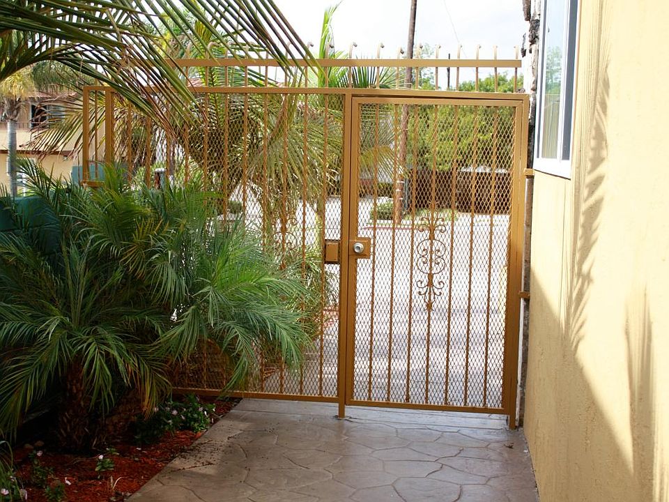 Gate