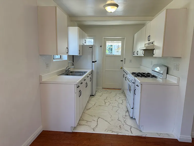 1531 Dixon St — Photo 10