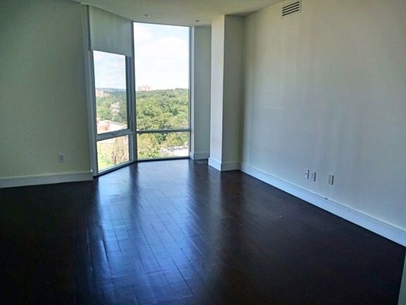 4th image of 3620 Oxford Ave APT 8C