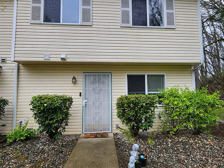 833 SW Sunset Blvd — Photo 1