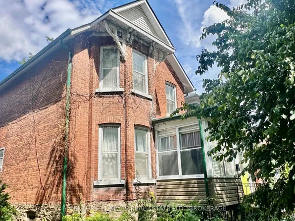 216 Brock St, Gananoque, ON K7G 1K4