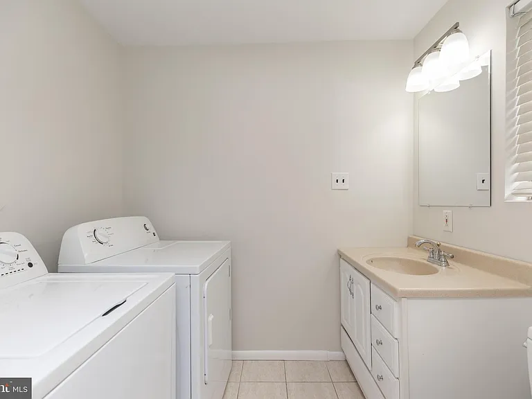 410 Woodlawn Ave — Photo 20