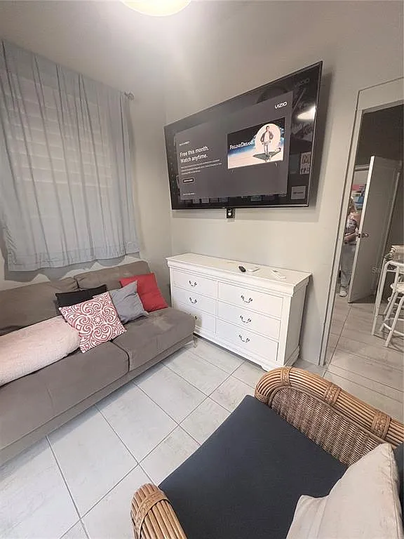 1 bed, 1.0 bath, 300 sqft, $750 — Photo 2