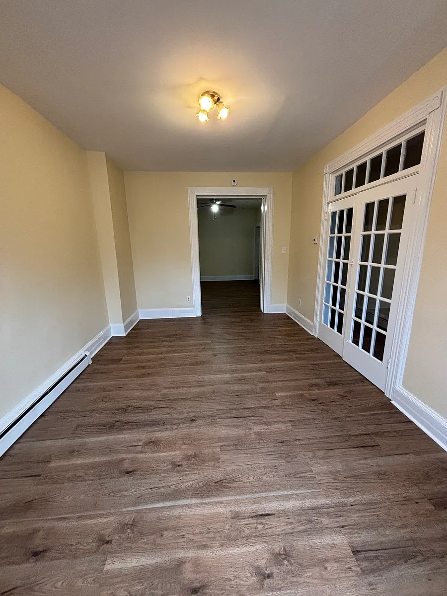 Building Photo - 244 6th Ave W #A
