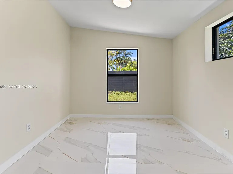 21330 NE 26th Ave — Photo 35