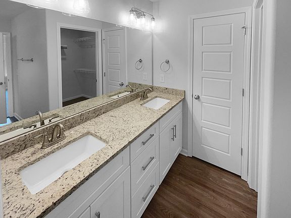5th image of 207 Niagra Ln