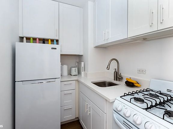 3rd image of 420 E 55th St APT 12U