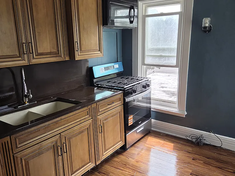 392 Porter Ave #2R — Photo 2