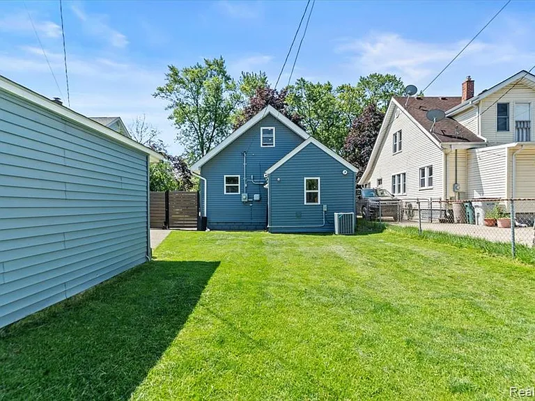 136 W Mapledale Ave — Photo 15