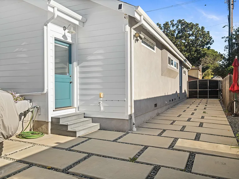2813 Military Ave — Photo 39