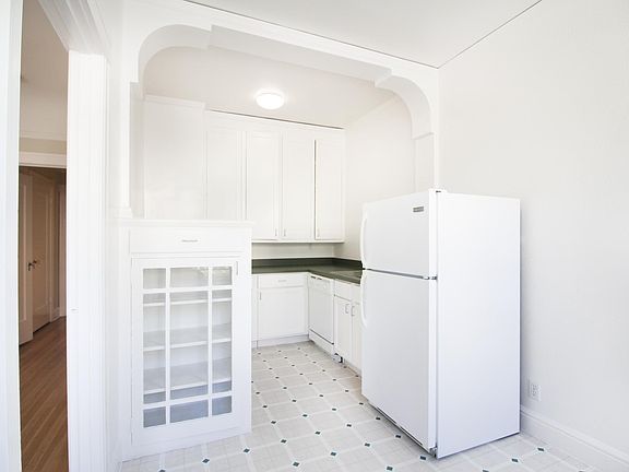 4th image of 1935 Franklin St APT 102