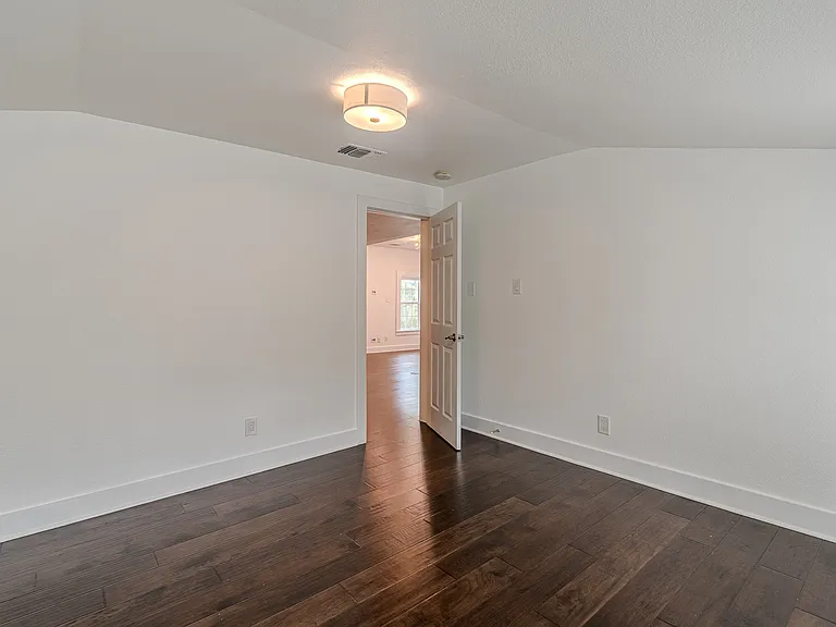 311 W Mistletoe Ave — Photo 23