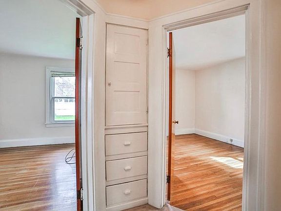 5th image of 194 Stillwell Ave #1