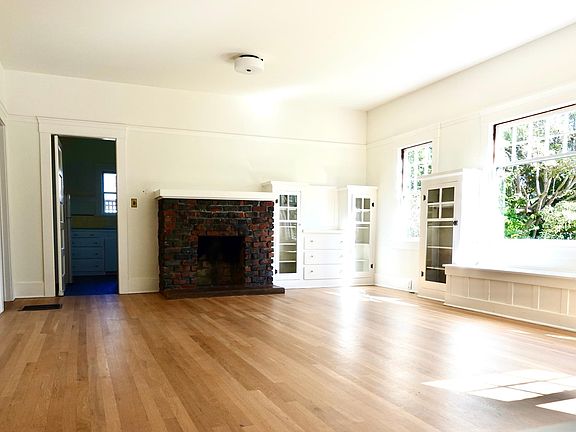 3rd image of 1095 Forest Ave