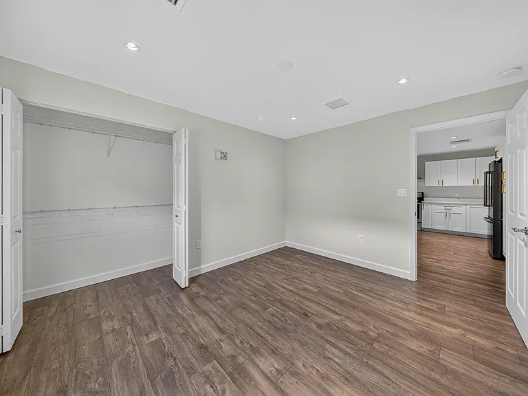 410 NE 34th St — Photo 27