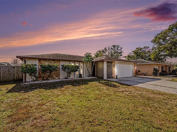 8390 Somerset Dr, Largo, FL 33773