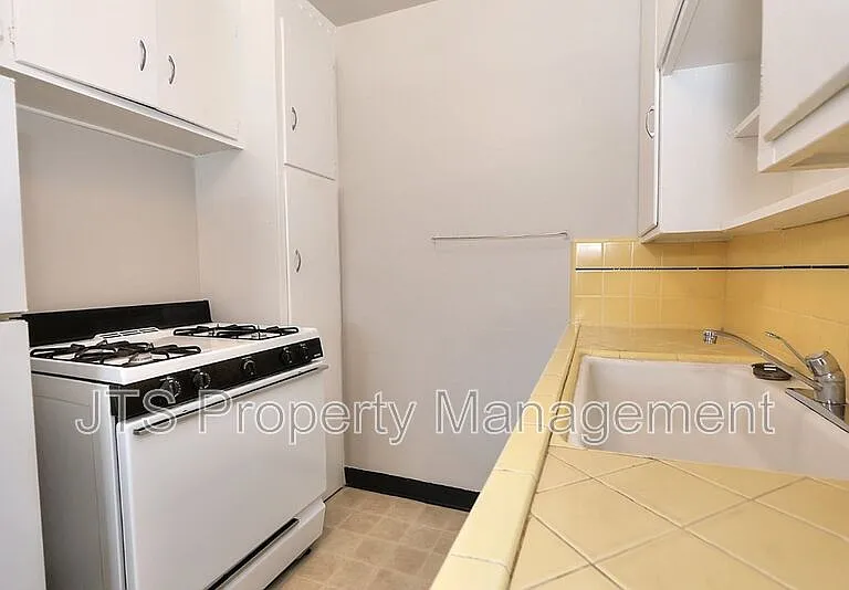 4439 V St #5 — Photo 31