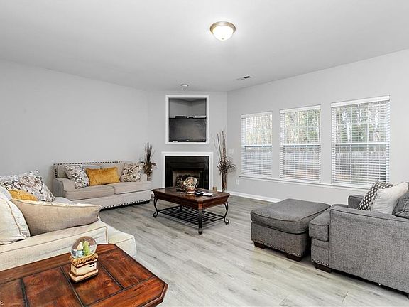 4th image of 4303 White Oak Dr