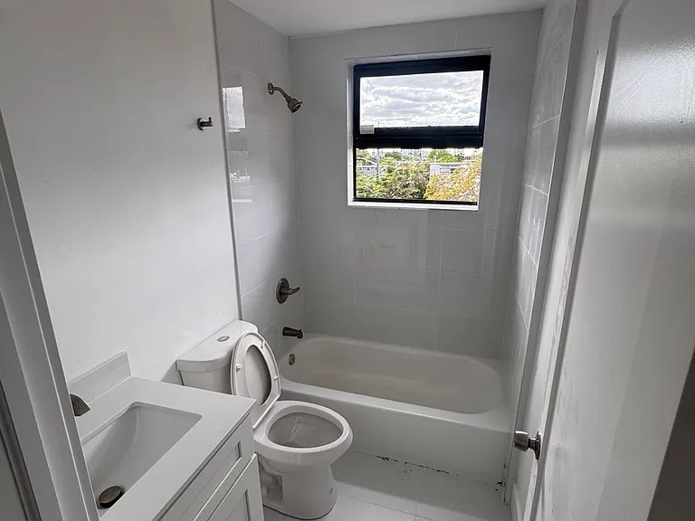 1421 SW 7th St #1 — Photo 5