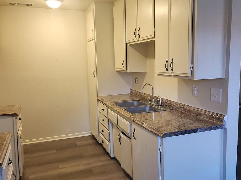 602 Carson St — Photo 6