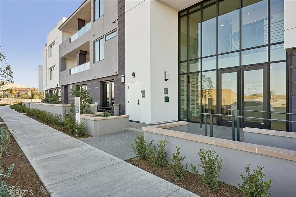 2 bed, 1641 sqft, $4,500 — Photo 2