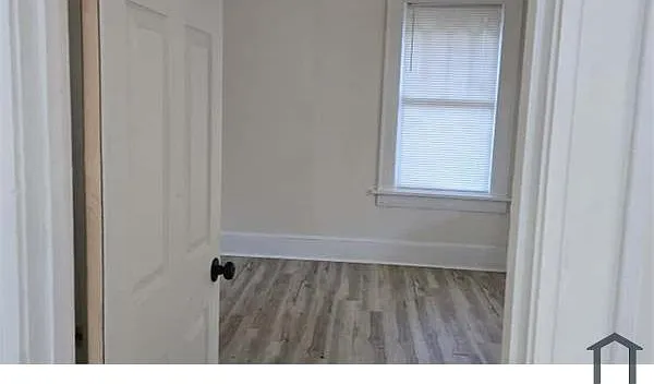 5 bed, 2000 sqft, $2,100 — Photo 2