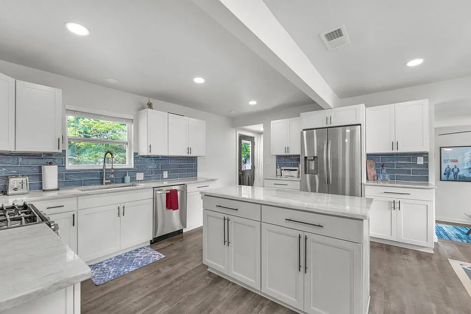 3 bed, 2.5 bath, 1306 sqft, $2,200 — Photo 3