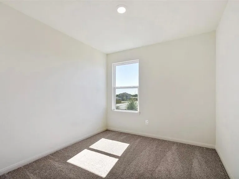 313 Riverdale Dr — Photo 5