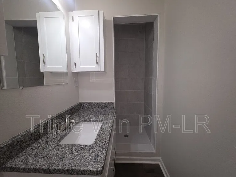318 W Bell St — Photo 32
