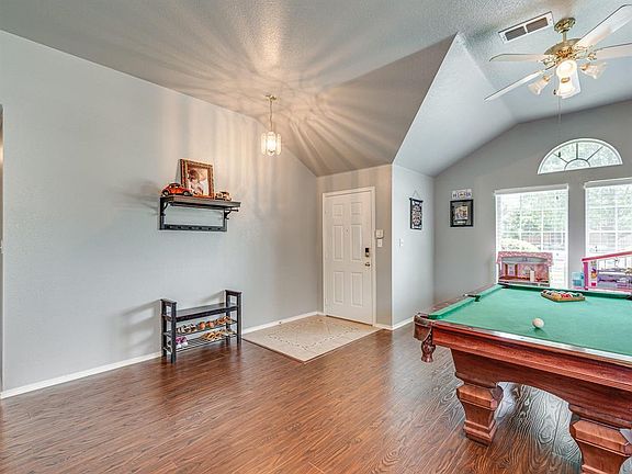 3rd image of 6921 Meadow Bend Dr