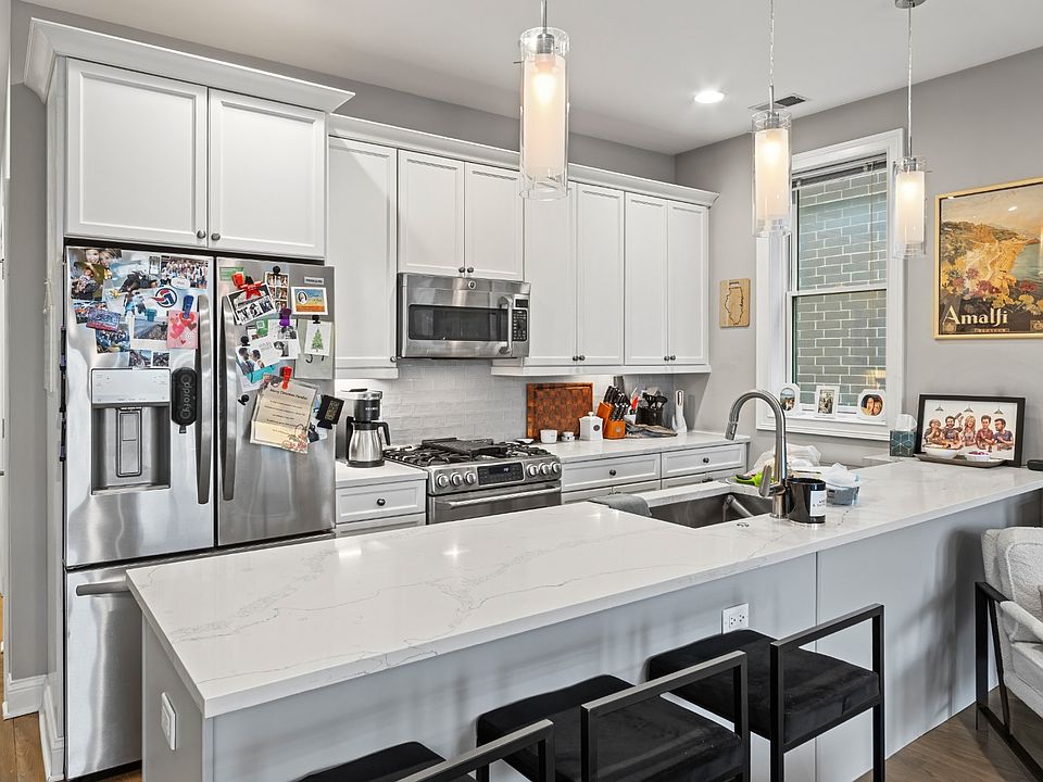 1st image of 1513 W Diversey Pkwy APT 2E