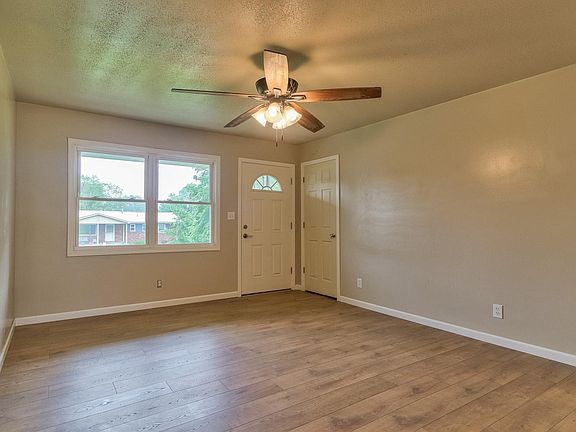 5th image of 2580 Juanita Ave